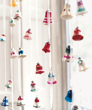 Decora con bolas de navidad colgadas - LaCelebracion.com